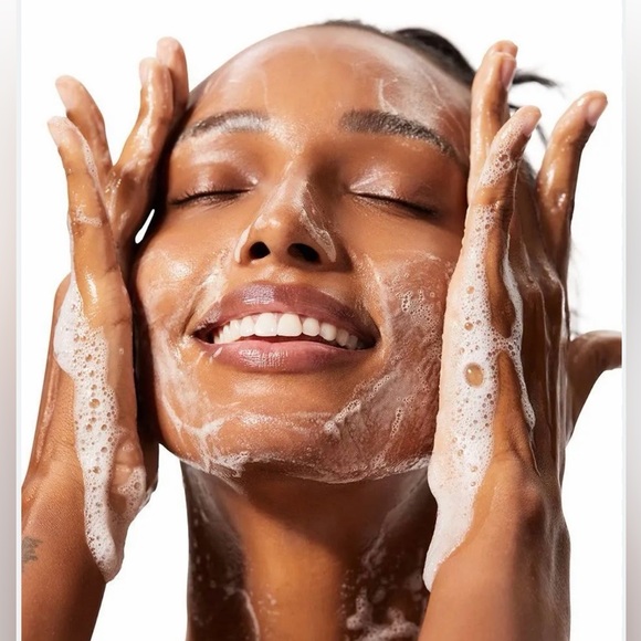 ALO Yoga System Enzyme Facial Cleanser - Picture 4 of 14